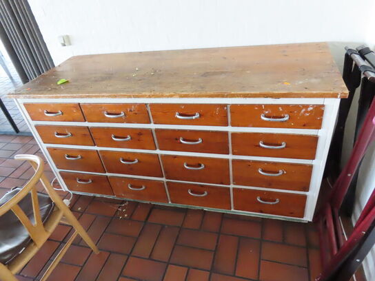 Købmandsdisk med 16 skuffer