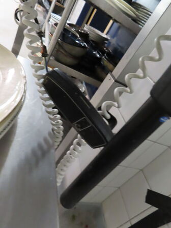 El hæve/sænke køkkenbord med hylde i rustfrit stål