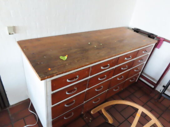 Købmandsdisk med 16 skuffer