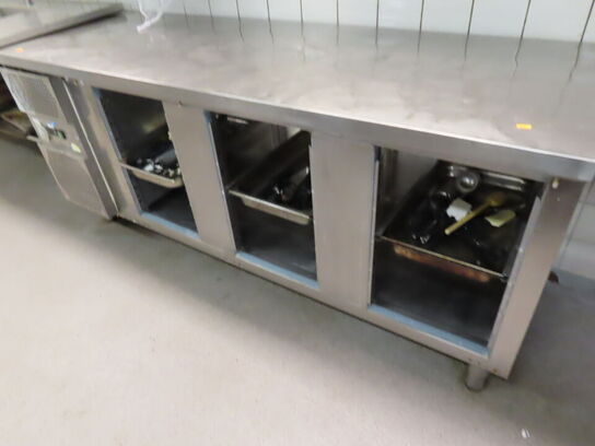 Køkkenbord i rustfrit stål, låger fra køl i ikke med