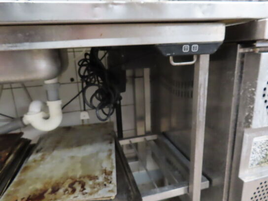 El hæve/sænke køkkenbord med vask i rustfrit stål