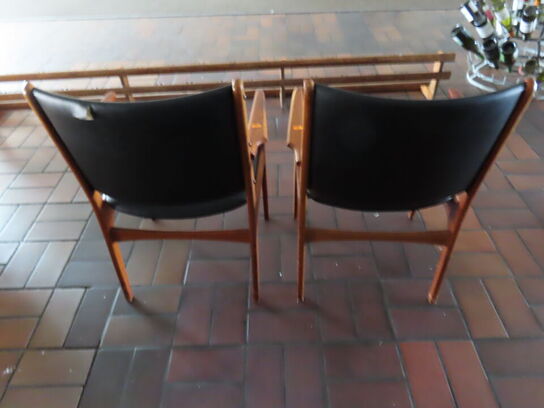 2 stk. armlænstole (den ene har skade i læder på ryggen)