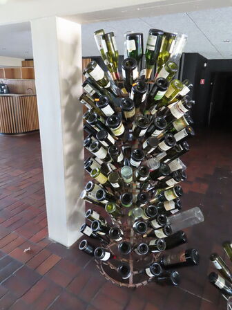 Flaskestativw med flasker