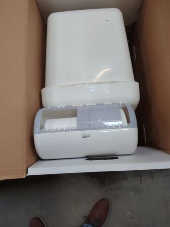 Tre kasser Tork dispensere, assorterede