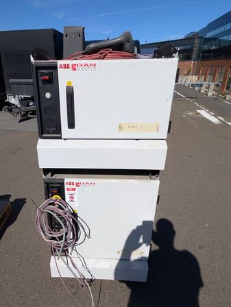 2 stk ABB IRB1200 med styreskabe, teach pendant og kabler. (Se Info)
