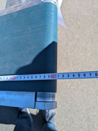 Transportbånd med motor ca. 170 cm langt og 24 cm bredt.