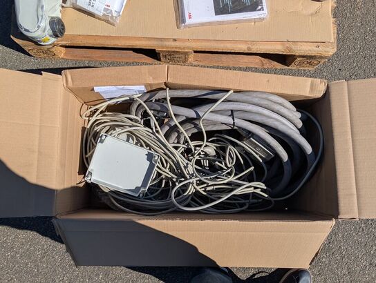 2 stk ABB IRB1200 med styreskabe, teach pendant og kabler. (Se Info)