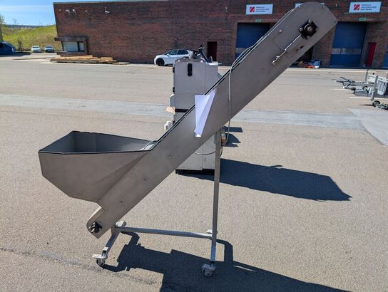 Transportbånd med motor (0.12kw) ca. 210 cm langt og 20 cm bredt.