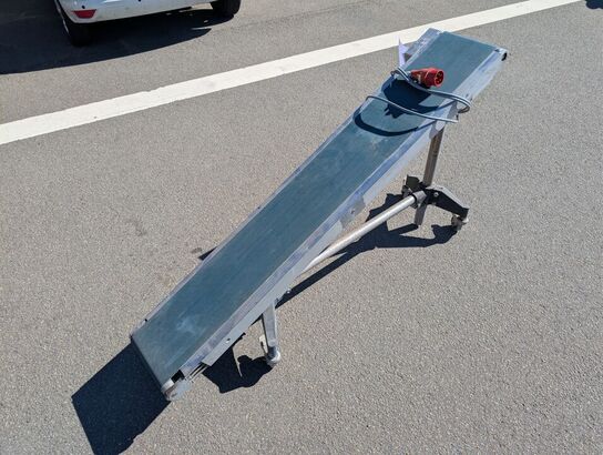 Transportbånd med motor ca. 170 cm langt og 24 cm bredt.