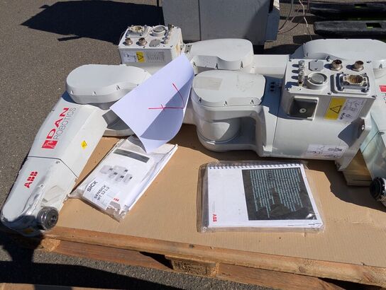 2 stk ABB IRB1200 med styreskabe, teach pendant og kabler. (Se Info)