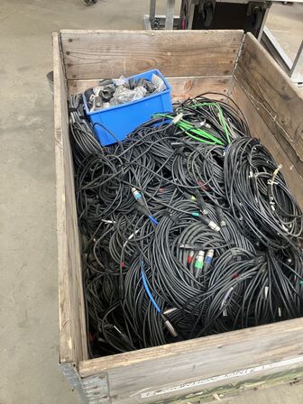 palle med div frasorterede kabler