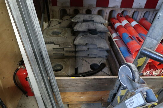 2 stk. paller med afspærringsstolper