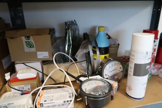 Reol med div. Reservedele