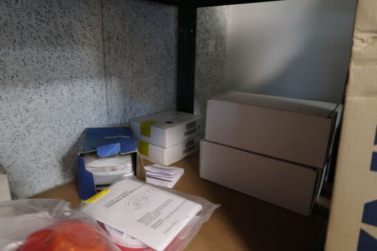 Reol med div. Reservedele