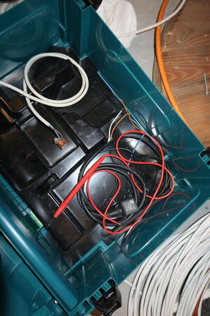 El. hæve/sænke skrivebord, samt lader MAKITA