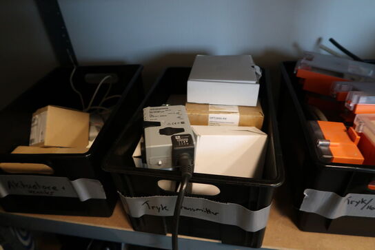 Reol med div. Reservedele