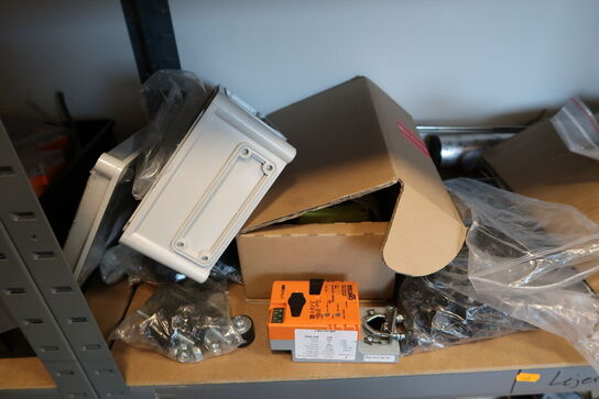 Reol med div. Reservedele