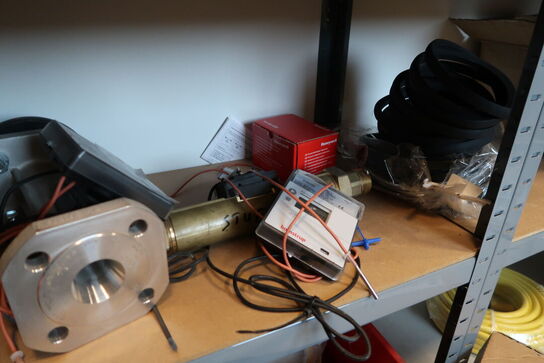 Reol med div. Reservedele