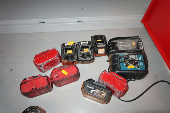 Lader MAKITA med 8 stk. batterier MAKITA