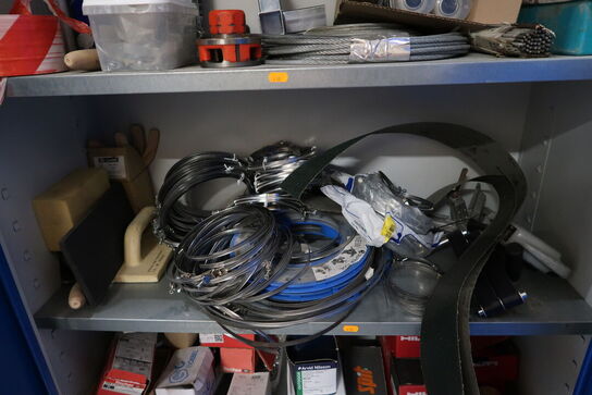 Stålskab med div. Skruer, reservedele m.m.