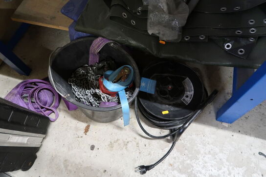 Arbejdsbord med skruestik, kabeltromle, div. Værktøj m.m.