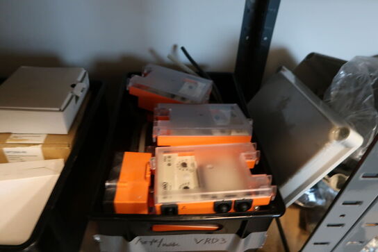 Reol med div. Reservedele