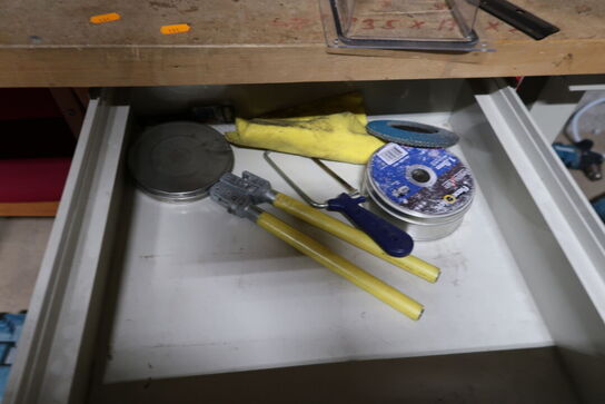 Arbejdsbord med skruestik samt div. Værktøj