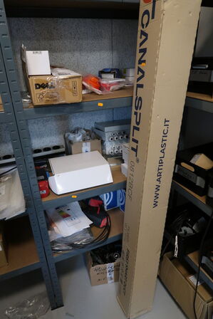 Reol med div. Reservedele