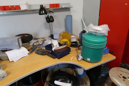 El. hæve/sænke skrivebord, samt lader MAKITA