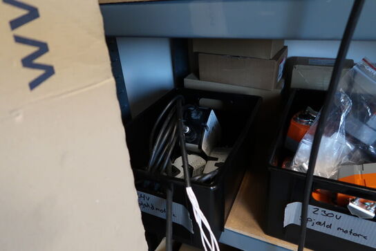 Reol med div. Reservedele