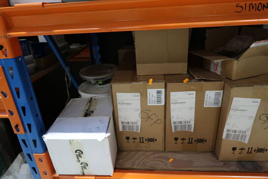 Hylde med div. Varelager samt kopipapir