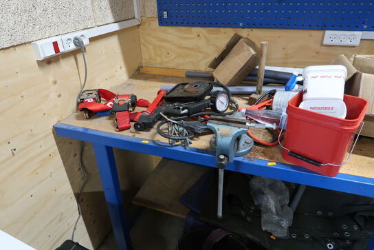 Arbejdsbord med skruestik, kabeltromle, div. Værktøj m.m.