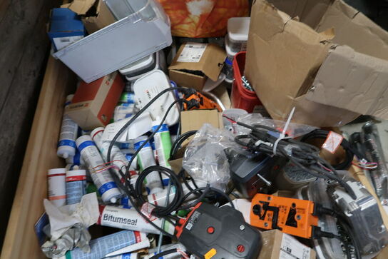 Palle med div. Reservedele og værktøj