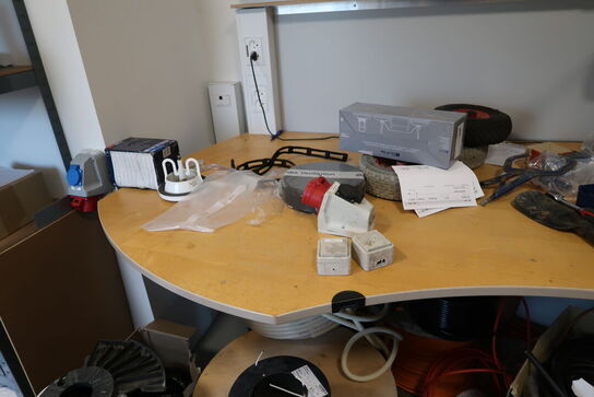 El. hæve/sænke skrivebord, samt lader MAKITA