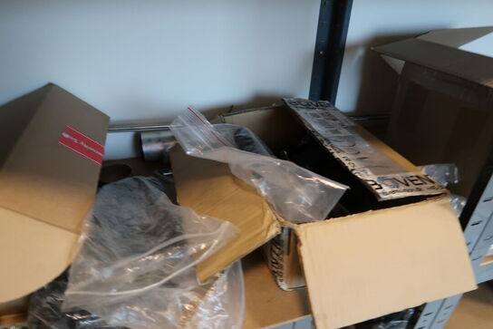 Reol med div. Reservedele