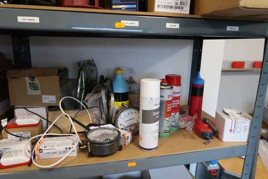 Reol med div. Reservedele