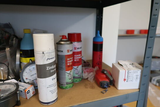 Reol med div. Reservedele