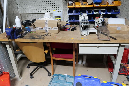Arbejdsbord med skruestik samt div. Værktøj