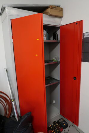 Stålskab WÜRTH med div. Plejemidler