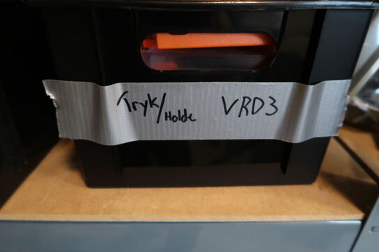 Reol med div. Reservedele