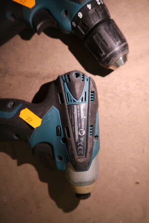 2 stk. akku håndværktøj MAKITA DF330D med 2 stk. batterier og lader