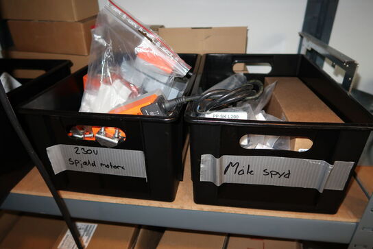 Reol med div. Reservedele