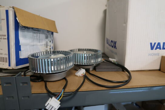 Reol med div. Reservedele