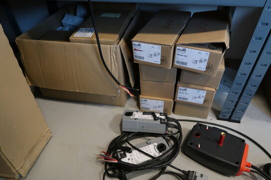 Reol med div. Reservedele