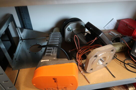 Reol med div. Reservedele