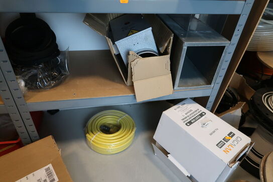 Reol med div. Reservedele