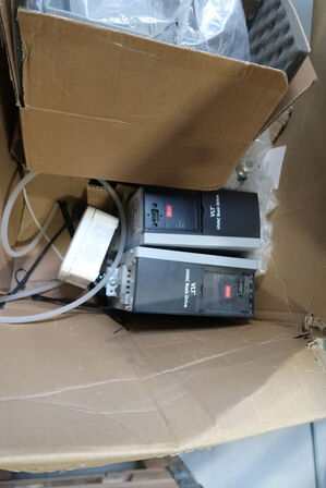 Palle med div. Varelager bl.a. DANFOSS VLT Hvac Basic Drive