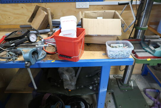 Arbejdsbord med skruestik, kabeltromle, div. Værktøj m.m.