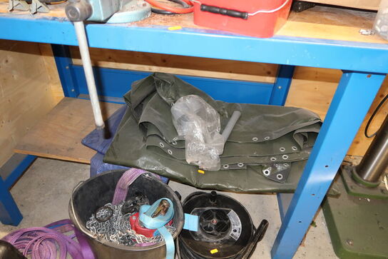 Arbejdsbord med skruestik, kabeltromle, div. Værktøj m.m.