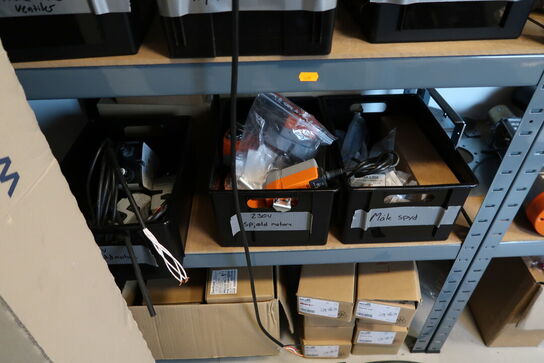 Reol med div. Reservedele